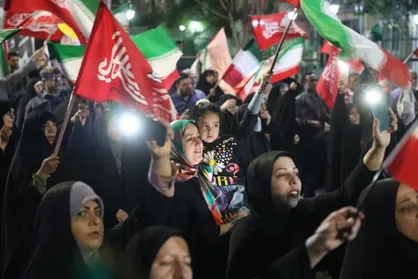 شعار لبیک یا مهدی مردم سمنان در شب ۲۰۶ اقتدار+ فیلم