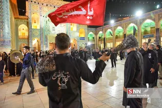 عزاداری شب چهارم محرم در حرم حضرت شاهچراغ(ع) شیراز با حضور عاشقان و دلدادگان اباعبدالله الحسین(ع) برگزار شد.