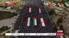 مردم شریف یمن در حمایت از مقاومت تجمع پرشور برگزار کردند / اهتزاز پرچم‌های ایران و لبنان در این اجتماع بزرگ