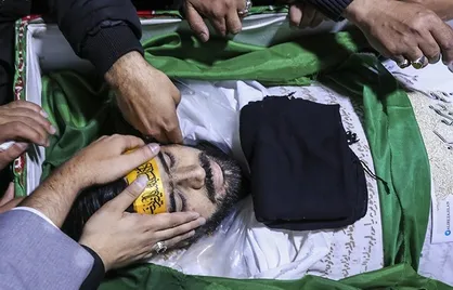 پیکر مطهر &laquo;علیرضا جیلان&raquo; شهید مدافع&zwnj;حرم و دانشجوی سابق دانشگاه آزاد بروجن تشییع شد+ تصاویر