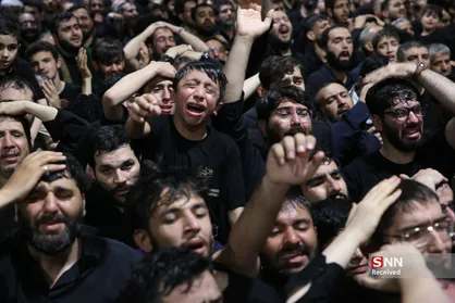 حضور گسترده مردم در پشت درهای مصلی تهران در ساعت ۲ بامداد ادامه دارد + فیلم