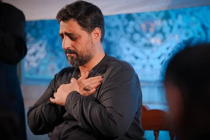 مداحی متفاوت سید مجید بنی فاطمه در ستایش قرآن / &laquo;یا حسن&raquo; در محله هاشمی تهران طنین انداز شد + فیلم و عکس