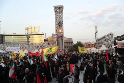 حضور پرشور مردم در میدان امام حسین دقایقی بعد از آغاز رسمی مراسم تشییع رهبر انقلاب + فیلم