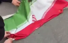 اهانت دانشجونما‌ها به پرچم جمهوری اسلامی ایران