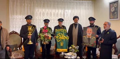 حضور خادمان حرم بانوی کرامت در منزل پدری شهید سپهبد موسوی در قم+فیلم