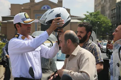 پلیس کلاه کاسکت هدیه می&zwnj;دهد