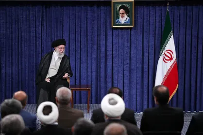 رهبر انقلاب: ملت با جهت&zwnj;گیری&zwnj;های گوناگون سیاسی و وزن متفاوت مذهبی پای ایران عزیز ایستاد/ ایران نه تنها از آمریکا نمی&zwnj;ترسد بلکه آن را می&zwnj;ترساند + فیلم