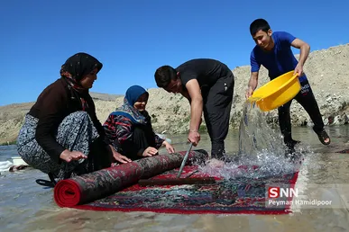 شست و شوی قالی ها در آب رودخانه