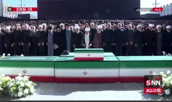 فیلم کامل اقامه نماز بر پیکر مطهر رهبر شهید توسط آیت‌الله جعفر سبحانی