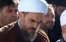 پدر شهیده زهرا محمدی گلپایگانی نوه ۱۴ ماهه رهبر شهید انقلاب اسلامی در لحظات اقامه نماز بر پیکر دخترش