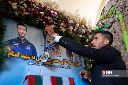 اهدای مدال طلای محمدرضا گرایی به شهید گمنام