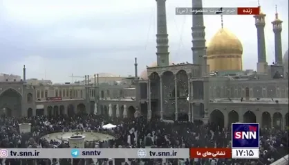 مردم قم در حرم حضرت معصومه (س) در انتظار تشییع پیکر شهدای خدمت