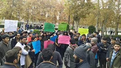 جمعی از دانشجویان دانشگاه&zwnj;های تهران در حمایت از شیخ زکزاکی مقابل وزارت خارجه تجمع کردند