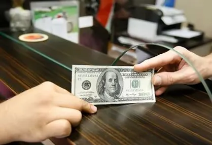 دلار ارزان می&zwnj;شود یا گران؟ / اختلاف ۲۵ میلیارد دلاری منابع و مصارف ارزی/ قوه &zwnj;قضاییه برای حفظ ارزش پول&zwnj; ملی ورود کند
