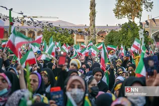 امروز در حرم مطهر شاهچراغ (ع)شوری برپا بود از جنس دانش آموزی، از جنس ذهن های جوان دهه هشتادی !