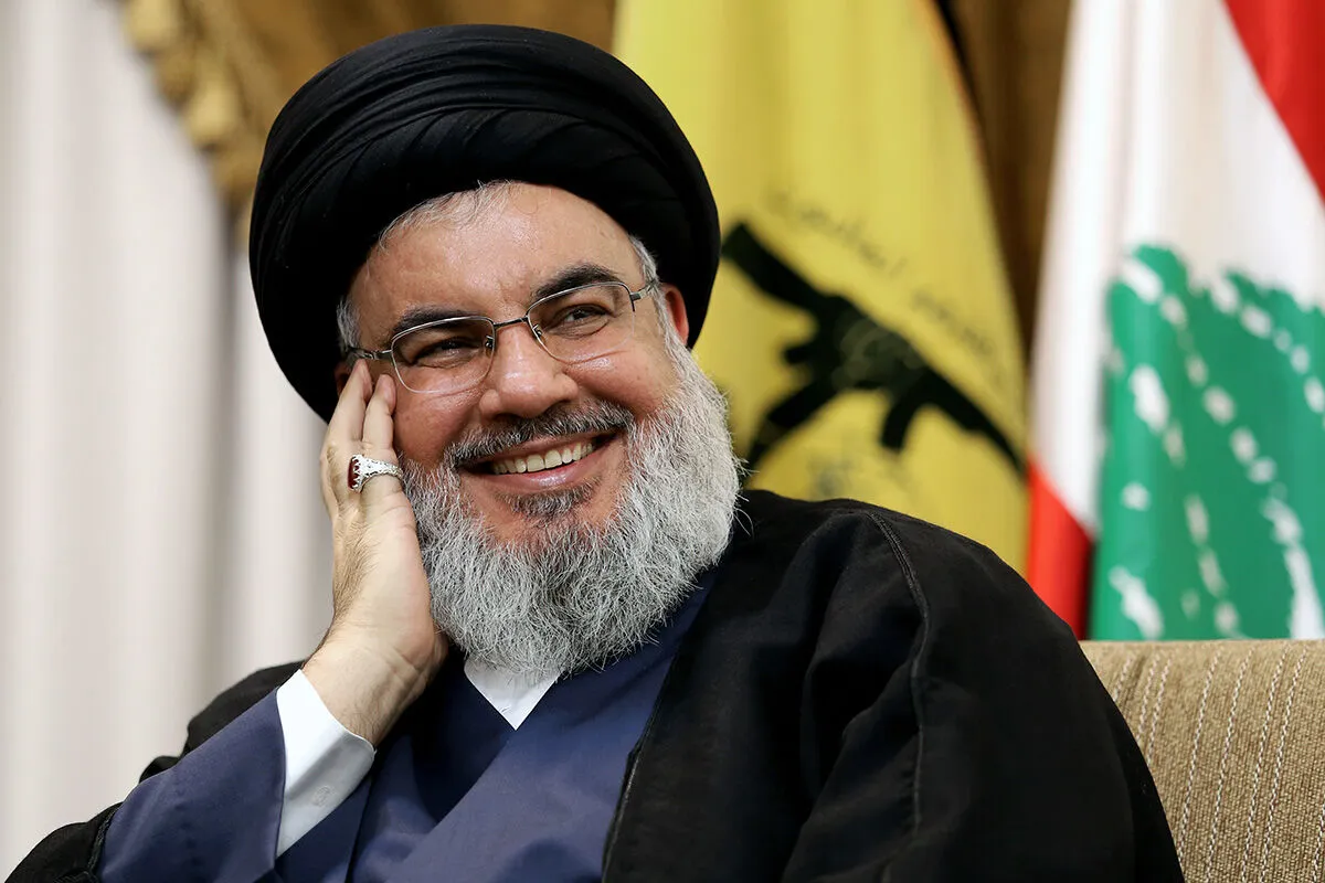نمایی از عمامه و عبای شهید سید حسن نصرالله در مقبره ایشان در بیروت + فیلم