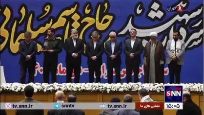 اشک&zwnj;های عراقچی پس از دریافت لوح و انگشتر حاج قاسم از دست خانواده شهید مدافع امنیت محمدحسین حدادیان