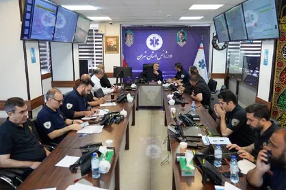 حضور سرزده وزیر بهداشت در مرکز هدایت عملیات بحران اورژانس استان تهران