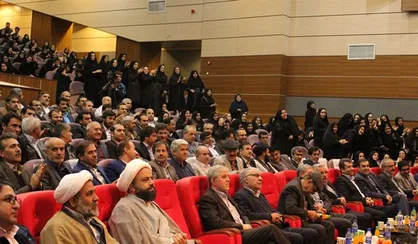 &zwnj;نمی&zwnj;توان داخل اتاق نشست و دانشگاه را اداره کرد