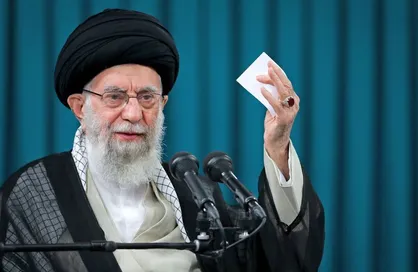توصیه رهبر انقلاب به آنهایی که توئیت میزنند! + عکس