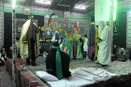 پیرغلامانی که روی سکوی &laquo;تکیه شوفرها&raquo; محاسن سفید کردند / تجلیل از پیشکسوتان تعزیه در قلب میدان قزوین + فیلم