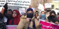 تجمع اعتراضی زنان در کابل نسبت به وضعیت موجود در افغانستان/ ما صدای مردم گرسنه هستیم