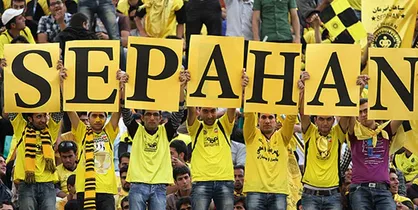 شعار اصفهانی&zwnj;ها در حمایت از قلعه&zwnj;نویی و علیه پرسپولیس