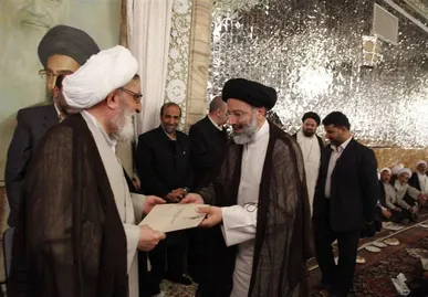 بازنشر تصویری از مراسم اعطای حکم خادمی حرم امام رضا علیه السلام به شهید رئیسی