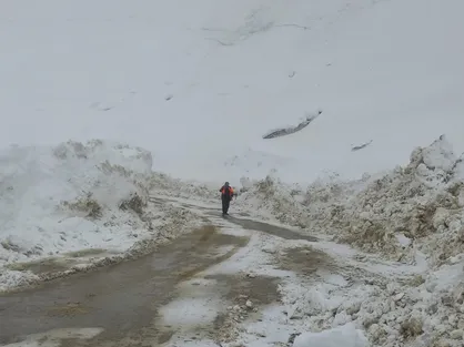 راهداران در حال بازگشایی گردنه چری+ فیلم