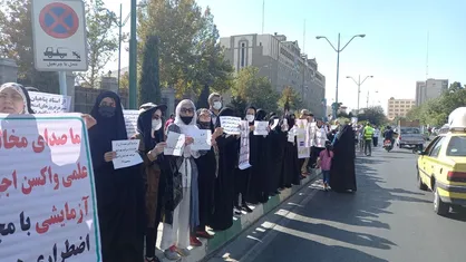 تجمع مخالفان غیرمنطقی واکسیناسیون کرونا، بدون ماسک و شعار زده/امتداد جهل و نادانی، اینبار با انکار کوید ۱۹ مرگبار