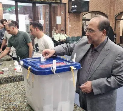رئیس فرهنگستان علوم رأی خود را به صندوق انداخت+ عکس