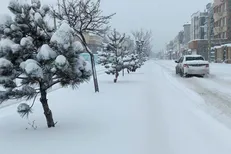 عملیات برف‌روبی در تمام معابر شهر کرمانشاه در حال انجام است