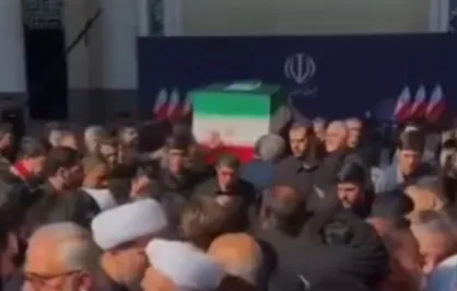 لحظات انتقال پیکر رهبر شهید انقلاب به جایگاه اصلی مصلی پس از مراسم اقامه نماز امروز