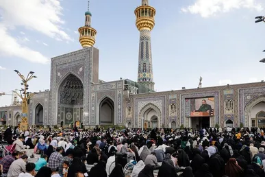 زمزمه‌ی دعای عرفه در حرم رضوی؛ پناهگاه زائران از سراسر جهان + فیلم