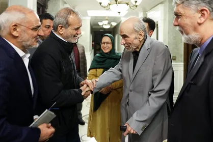 رئیس جمهور با &laquo;داوری اردکانی&raquo; دیدار کرد + عکس