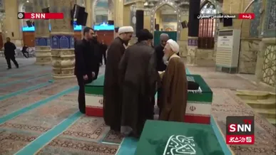 گفتگوی  آیت‌الله جوادی آملی با فرزند و داماد رهبر شهید انقلاب پیش از اقامه نماز بر آقای شهید ایران