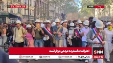 حضور بزرگسالان در صفوف ابتدایی دانش آموزان معترض برای جلوگیری از ضرب و شتم دانش آموزان در اعتراضات فرانسه