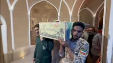 استقبال از شهید گمنام تازه تفحص شده در بزرگترین خانه خشتی جهان+فیلم