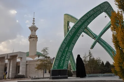 محتوای پوستر با موضوع حجاب اجباری در دانشگاه ولیعصر (عج) متخلفانه است