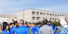 خوش‌و‌بش بختیاری‌زاده با استقلالی‌ها در فرودگاه مهرآباد +عکـس