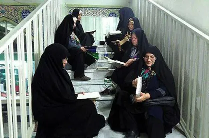 نیمه&zwnj;ی زنانه مساجد، دور از دسترس، کوچک و نازیبا / مادر و کودک را از مناسک عبادی حذف نکنیم