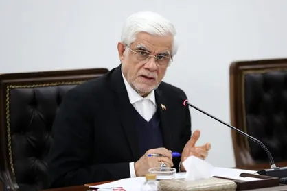 عارف: ترامپ در &laquo;عصر حجر&raquo; مانده، ایران، اما مسیر ساختن را انتخاب کرده است