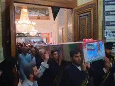 طواف پیکر مطهر هفت شهید تجاوزات اخیر رژیم صهیونیستی بر گرد ضریح مطهر