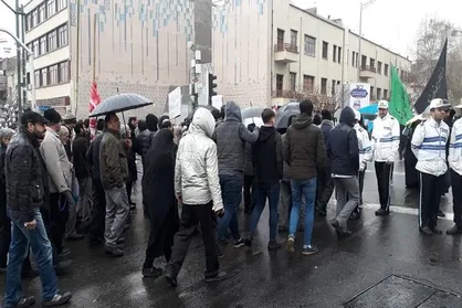 خیل جمعیت راهپیمایان تهران در زیر بارش نعمت الهی