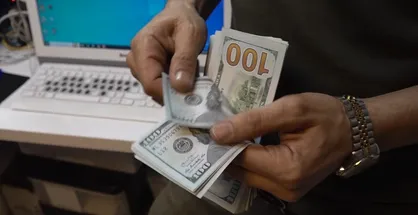 دلار تلگرامی ۴۴ هزار تومان، دلار صرافی&zwnj;ها ۴۲ هزار تومان!