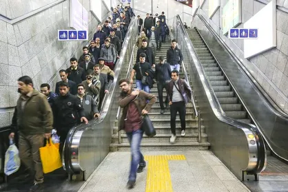 سقوط يکی از مسافران بر روی سایر مسافران در هنگام حركت پله&zwnj;برقی/ ۷ نفر مصدوم شدند