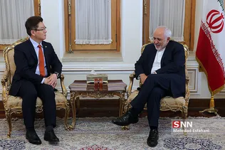 محمدجواد ظریف وزیر امور خارجه کشورمان و آقای وجانگ هیان، سفیر جدید کره جنوبی در تهران