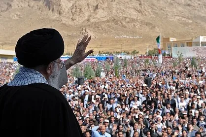 بازخوانی حضور تاریخی رهبر انقلاب در یادمان شهدای پاوه