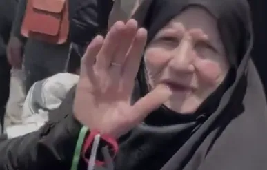 مادر بزرگ ۱۰۰ ساله حاضر در تشییع پیکر رهبر شهید: این ملت را خدا دعوت کرده...