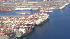 ترخیص کالا‌های اساسی از بندر امام تا پایان خرداد / فعالیت روزانه ۳۰۰۰ کامیون در بندر